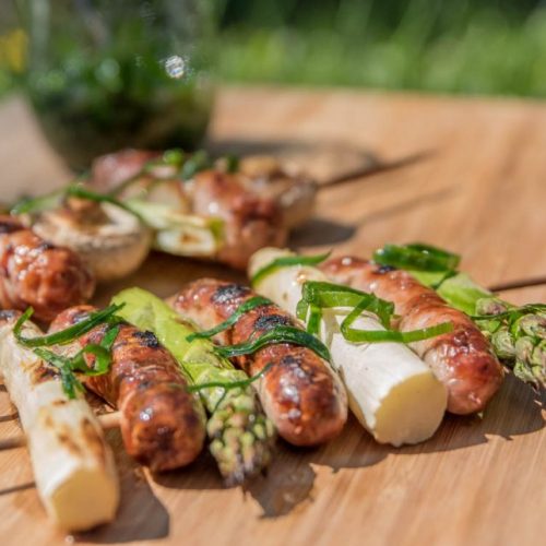 Wurstspieße auf dem Grill