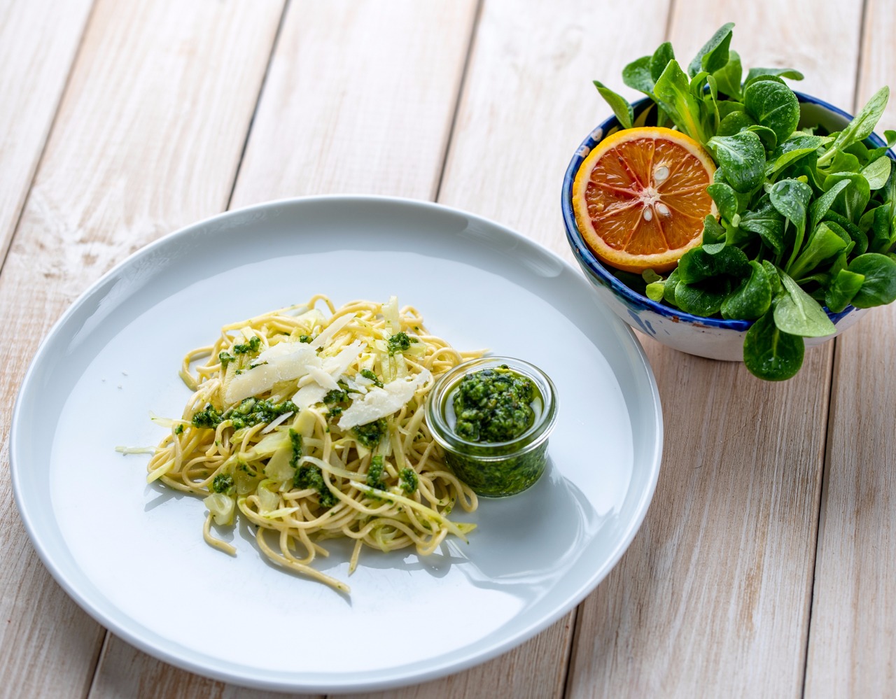 Nudeln mit Pastinaken, Kohl und Feldsalat-Pisatzien-Pesto. Vegetarische Pasta